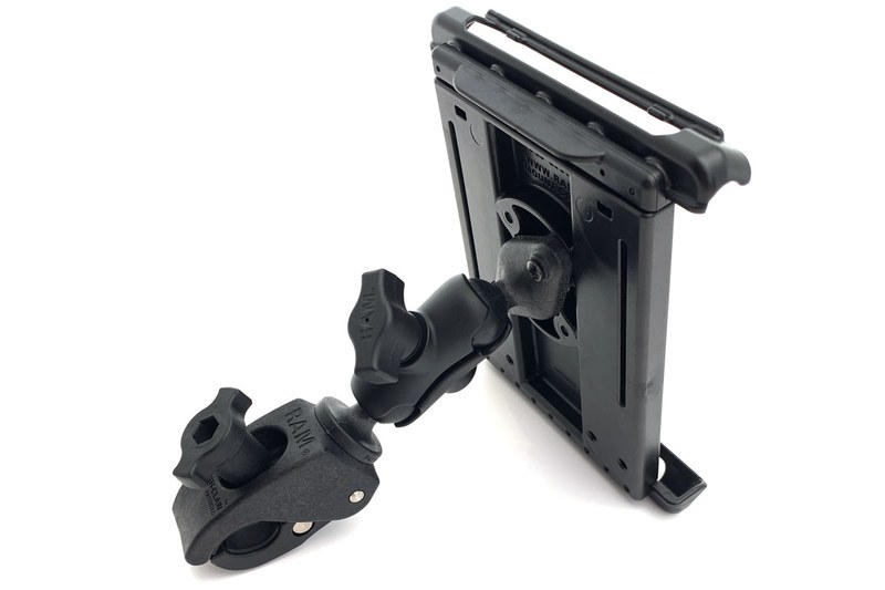 自転車のハンドルにRAMマウント製品各パーツを取り付けていきます。今回はハンドルバーを挟むように掴んで固定するタイプ。