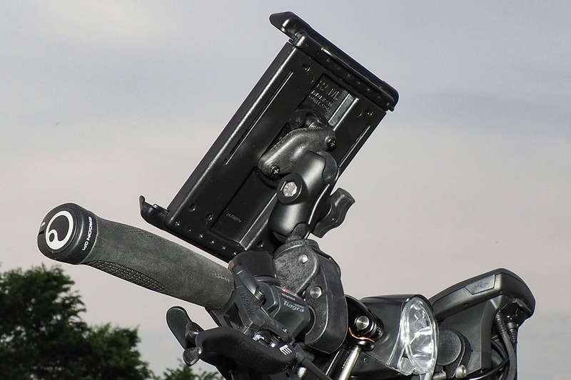 自転車のハンドルにRAMマウント製品各パーツを取り付けていきます。今回はハンドルバーを挟むように掴んで固定するタイプ。