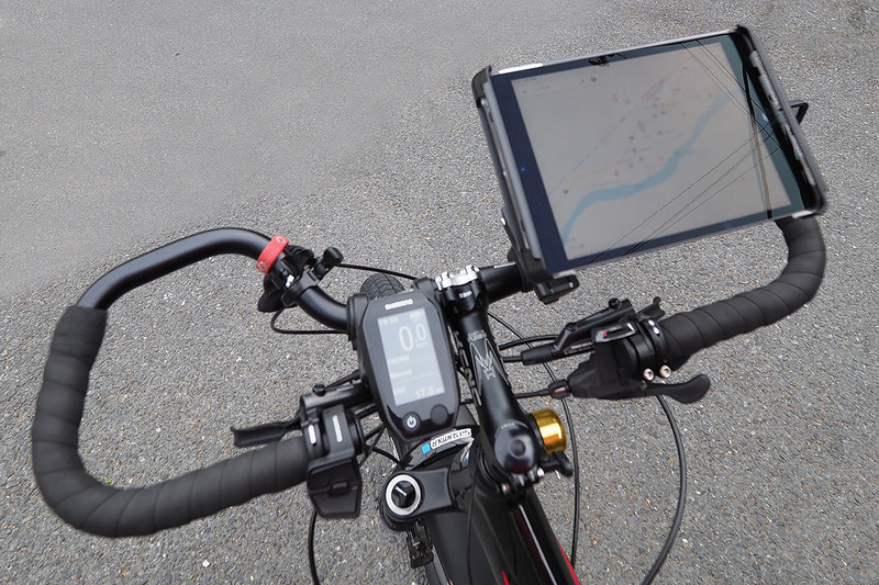 ほかの自転車のハンドルへと容易に移設することもできます。また、端末を保持するホルダーパーツを変更すれば、ほかのサイズの端末を装着することができます。写真の青い部品があるパーツは「QUAD LOCK」（<a href="https://k-tai.watch.impress.co.jp/docs/column/stapa/1160943.html" class="strong bn" target="_blank">レビュー記事</a>）ですが、各社からRAMマウント製品に適合するポール付きパーツが発売されています。