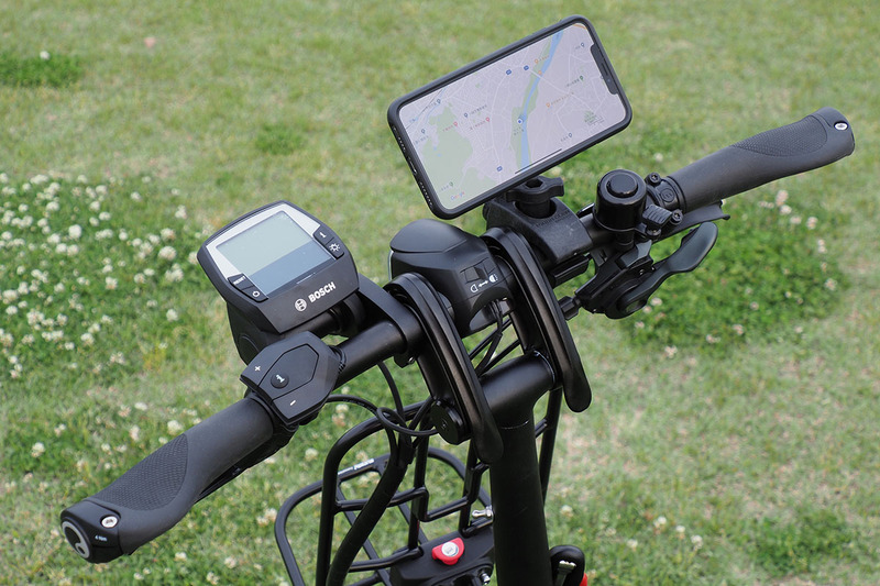 ほかの自転車のハンドルへと容易に移設することもできます。また、端末を保持するホルダーパーツを変更すれば、ほかのサイズの端末を装着することができます。写真の青い部品があるパーツは「QUAD LOCK」（<a href="https://k-tai.watch.impress.co.jp/docs/column/stapa/1160943.html" class="strong bn" target="_blank">レビュー記事</a>）ですが、各社からRAMマウント製品に適合するポール付きパーツが発売されています。