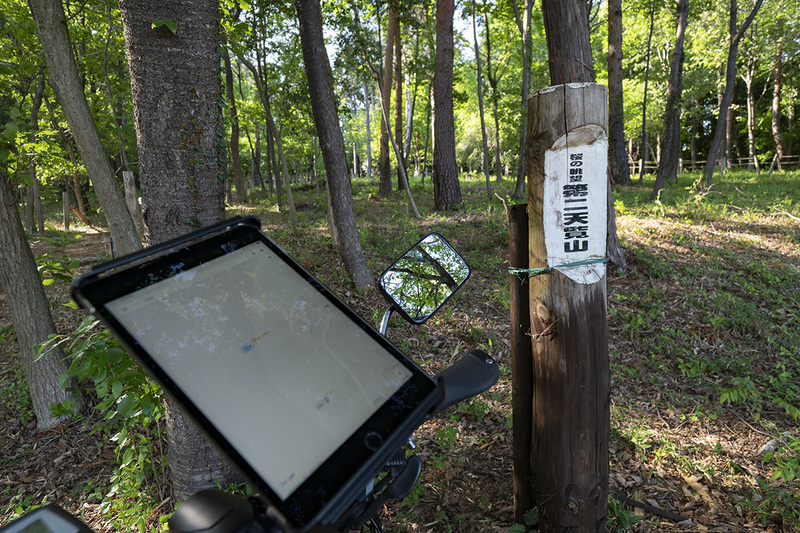 大画面のGPSマップがあるため、迷うことなく目的地付近に到着。でもじつはこの辺り、住宅地の入り組んだ細道で、マップ無しで来たらたぶん迷う場所です。第二天覧山はウワサどおりけっこう地味でした。