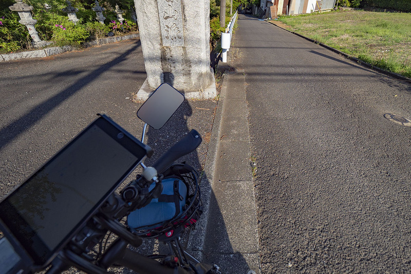 続きまして、気になっていたけど、通れるかどうかよくわからないエリアに行ってみます。現場でマップを確認すると……あっ、道がつながってる。問題なく通れそう。写真の右の道へ進みます。