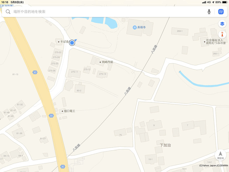 続きまして、気になっていたけど、通れるかどうかよくわからないエリアに行ってみます。現場でマップを確認すると……あっ、道がつながってる。問題なく通れそう。写真の右の道へ進みます。