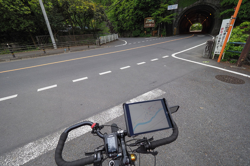 別の日、別の自転車で、奥多摩方面へツーリング。このトンネルには迂回路があるかどうかも一発でわかります。