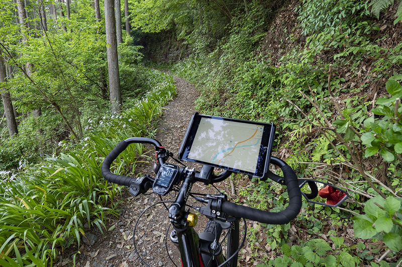この日のメインイベント。奥多摩駅近くから「奥多摩むかし道（おくたまむかしみち）」へとサイクリングです。最初の激坂は、e-bike（この自転車はミヤタRIDGE-RUNNER）で一気に上れました。なお、激坂続きだったためスクリーンショットはありませんが、使ったのはYahoo! MAPです。こういったトレッキングコース的な山道などはYahoo! MAPが断然イイ。Googleマップでは表示されない細道もバッチリ見られます。……以前はGoogleマップでも見られたんですけどねえ……ていうかイキナリ廃トンネル！　こわっ！