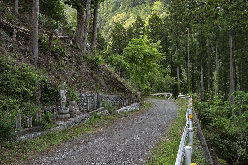 そして廃線跡。けっこう不気味な雰囲気が漂う奥多摩むかし道なのでありました。途中で自転車を持ち上げたりする必要も出ますが、逐一Yahoo! MAPを参照できたので迷わず一般道へと出ることができました。
