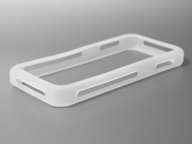 製品本体。スマホケースでよく見かけるシリコン素材だ。上面と底面に1つずつ、左右の面に2つずつ穴が空いている