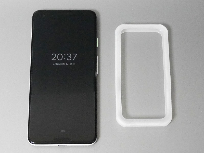 Pixel 3（左）と並べたところ。Pixel 3のサイズは「68.2×145.6mm」なので問題なく対応する