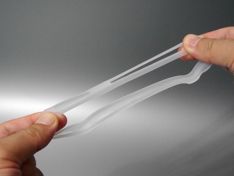 本体は伸縮する。ちなみに四隅だけややシリコンが厚くなっている