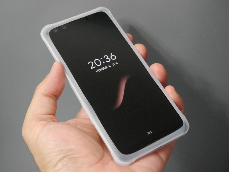 装着完了。もうひとまわり大きなサイズのスマホでも余裕だ