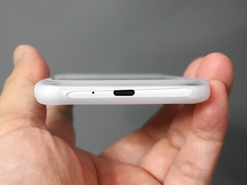 穴が空いているので装着したままケーブルを接続できる