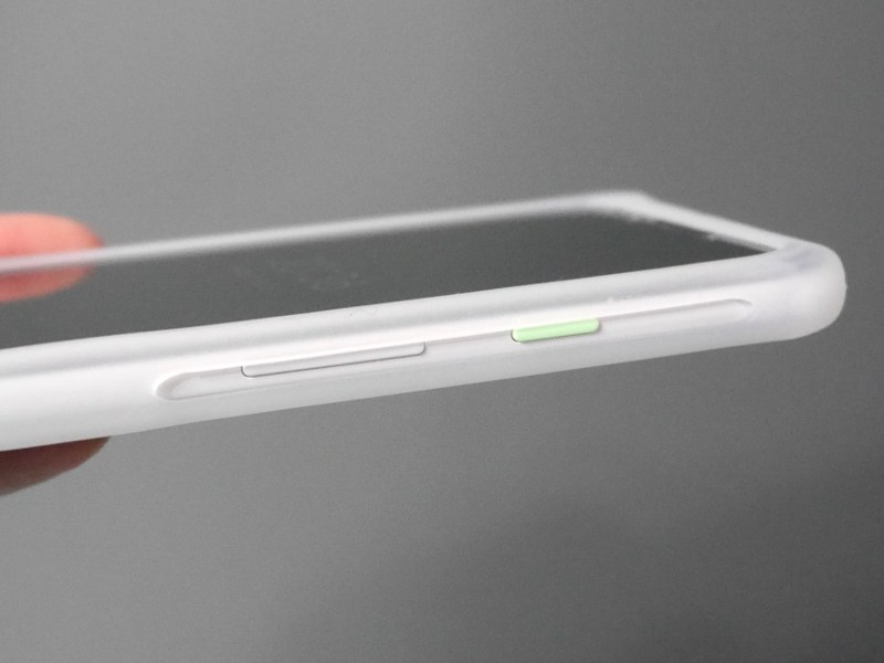 側面のボタンもそのまま操作できる。厚みのあるボタンだと、多少は干渉する場合もありそうだ