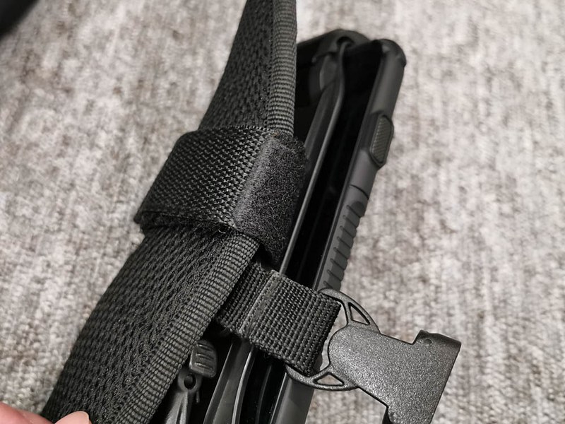 ホルダーはこんな感じにベルクロテープでバックパックのストラップなどに固定できる