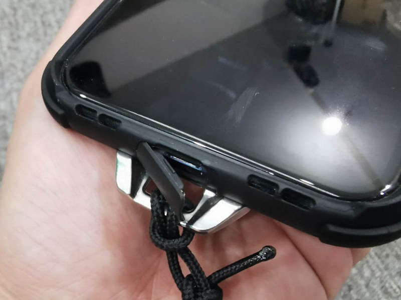 端子部のカバーはやや開閉しづらいので非接触充電が便利。ストラップホールは頑丈で大きくパラシュートコードなんかもつなげられるけど、移動中に下手に引っかけると事故につながるレベルなので注意