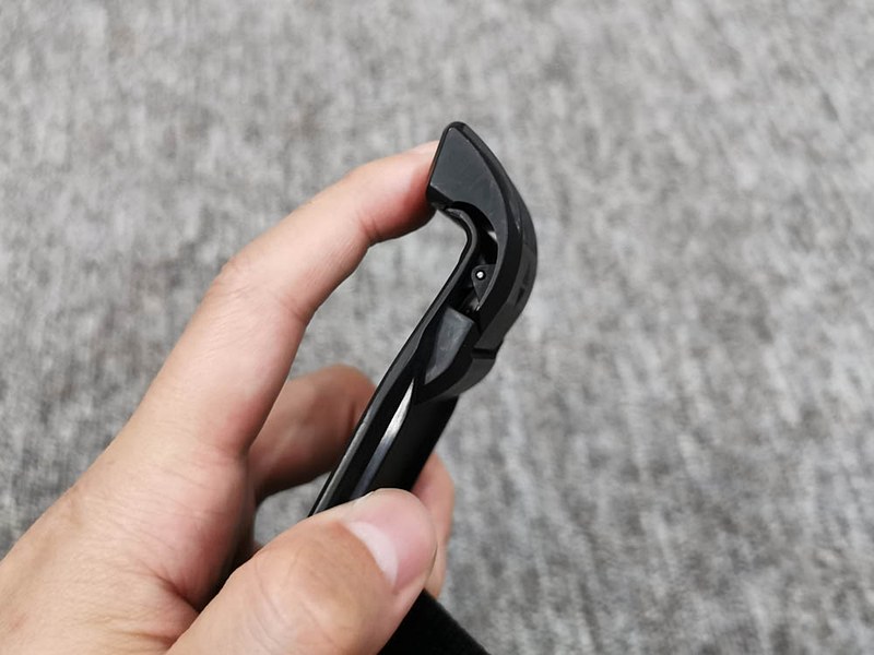 ジャケットケースを固定するツメ部分はヒンジとバネがあったりして作りが良い