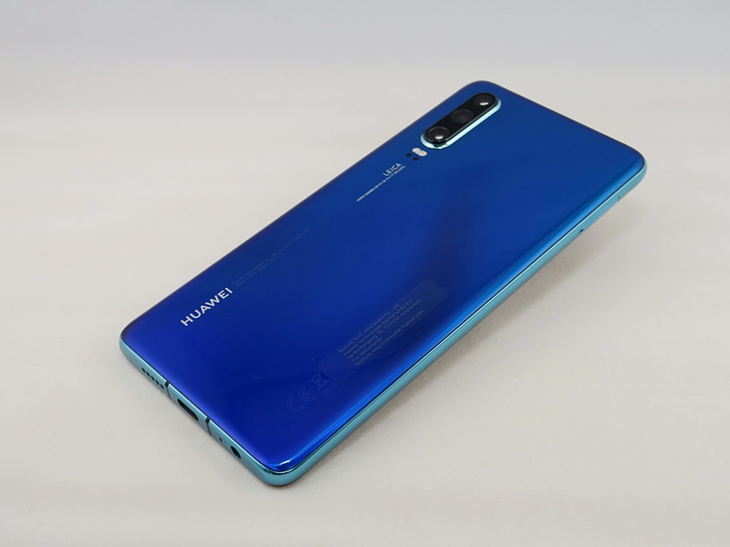 背面は従来のHUAWEI P20 Proなどのデザインを継承。ボディカラーのオーロラは光の反射で、見た目が変化する