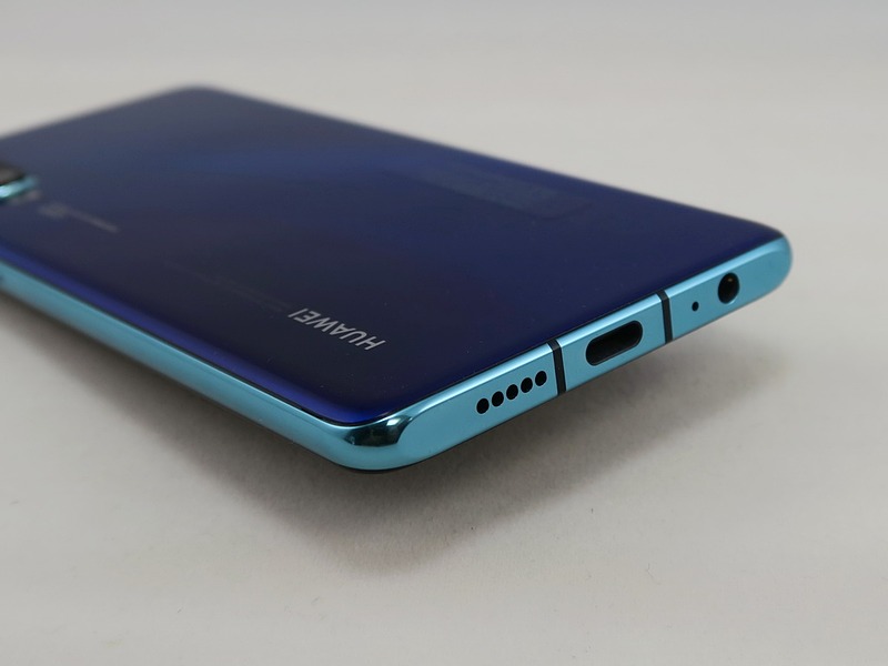 下部にはUSB Type-C外部接続端子、3.5mmイヤホンジャックを備える。有線イヤフォンを愛用するユーザーにはうれしい