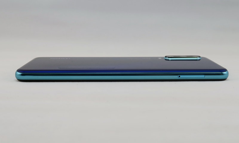 右側面はSIMカードトレイのみ。ピンで取り出すタイプを採用