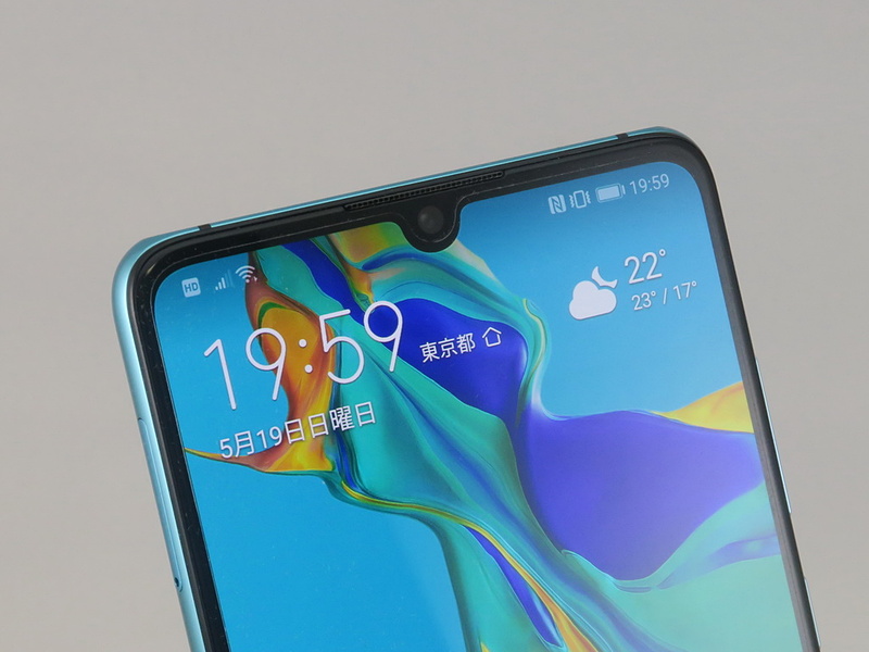 本体前面のディスプレイの上部にはしずく型ノッチがあり、フロントカメラが内蔵されている。凹型ノッチに比べ、スマートなデザイン