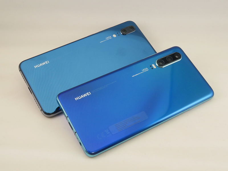 HUAWEI P20（奥側）とHUAWEI P30（手前側）の背面。カメラの数も違うが、レンズ部付近の仕上げも大きく異なる
