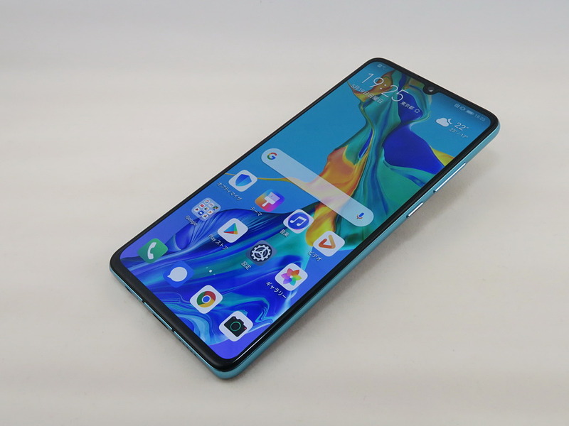 ファーウェイ「HUAWEI P30」、149.1mm（高さ）×71.36mm（幅）×7.57mm（厚さ）、約165g（重量）、オーロラ（写真）、ブリージングクリスタルをラインアップ