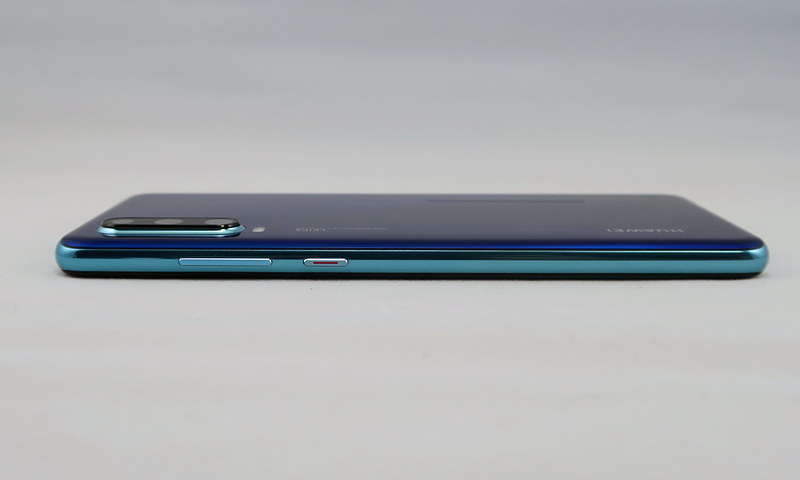 右側面は標準的な位置に音量キーと電源キーを備える。カメラ部は突出しているため、背面カバーなどを利用したい