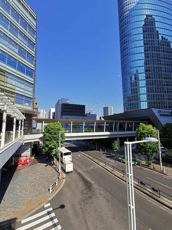 同じ場所で超広角に切り替えて撮影。少し歪みはあるが、かなりワイドに撮影できる