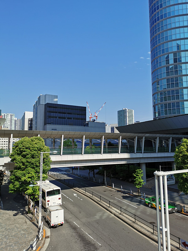 街中で広角撮影。青空も自然な色合い