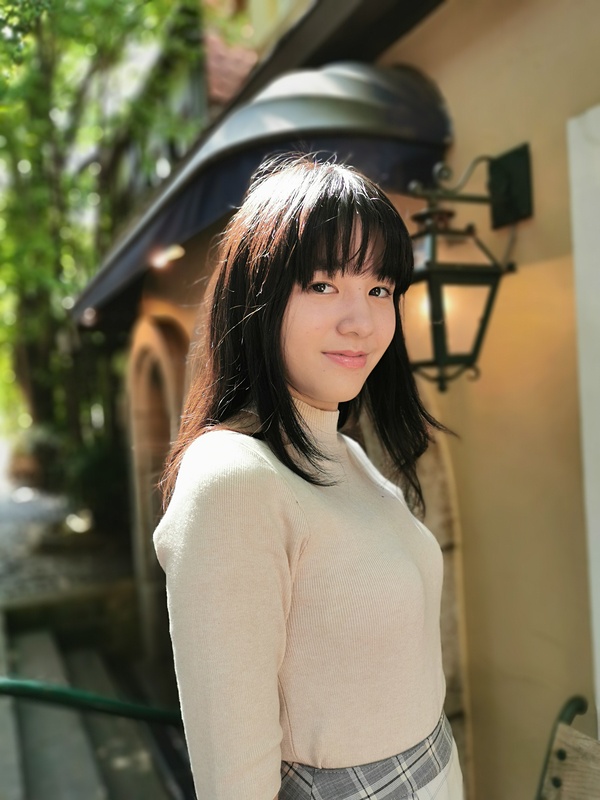 ポートレートで撮影。背景が自然にボケて、被写体が際立っている。太陽光が当たった髪の部分も自然な仕上がり。モデル：<a href="http://bonbon-famin.com/cn2/g01.html" class="strong b">るびぃ</a>（ボンボンファミンプロダクション）