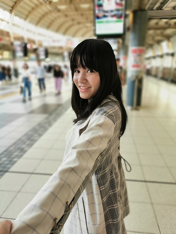 ポートレートで撮影。待ち行く人や看板も自然にボケている。よくある「デート中に使っていいよ」写真もこんな感じで撮影できる