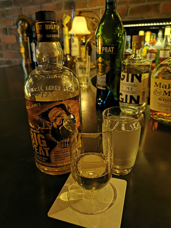 夜景モードを使って、薄暗いバーで撮影。暗い場所だが、明るく撮影できている。瓶の透明感などもきれい。