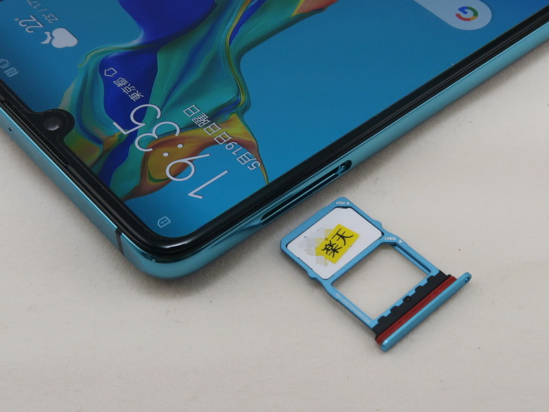 SIMカードトレイはデュアルSIM対応。メモリーカードは非対応。手前側がSIMカードスロット1、SIMカードが入っている位置がSIMカードスロット2