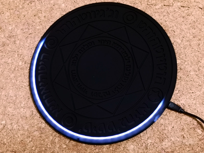 電源を接続してアクション開始直後の状態。まずは外周円が輝き始める。結構楽しい。