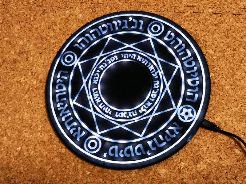 一通りアクションが終わるとこの状態に。輝度が結構あるので暗い部屋だとまぶしいかも。