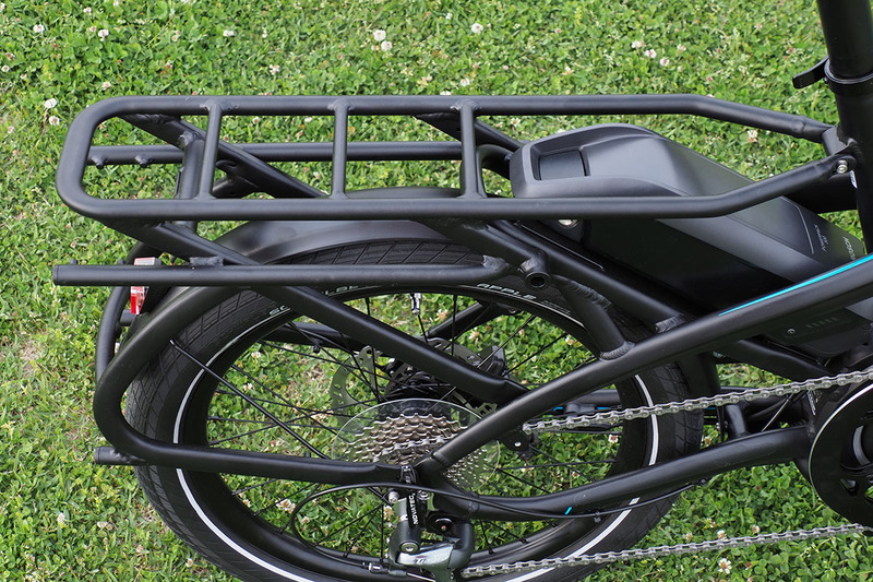 Vektronはミニベロ（小径車）タイプのe-bikeです。激坂でもグイグイ走るので、荷物をたっぷり積んでも大丈夫。というわけでリアキャリア（荷台）を装着し、そこにモンベル「ドライ サイドバッグ 20」をセットしました。1個あたりの容量は10Ｌで、高い防水性能を備えています。ロードバイクなどだとフロント用サイドバッグとなりますが、ミニベロだとリアのサイドバッグとしてちょうどいいサイズ感。お値段は、2個1セットで直販税別価格1万800円。