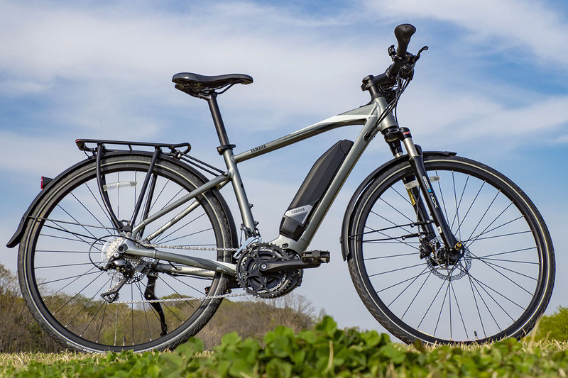 ヤマハの「YPJ-TC」（<a href="https://www.yamaha-motor.co.jp/pas/ypj/ypj-tc/index.html" class="strong bn" target="_blank">公式ページ</a>）。ランドナー的な個性が感じられるクロスバイクタイプのe-bikeです。中央はYPJ-TCに純正オプション「ドライ サイドバッグ 40」（<a href="https://www.yamaha-motor.co.jp/pas/ypj/ypj-tc/simulator.html" class="strong bn" target="_blank">ヤマハ公式ページ</a>）を装着した状態。モンベルでの製品情報はコチラ（https://webshop.montbell.jp/goods/disp.php?product_id=1130393）です。サイドバッグ付きYPJ-TCで奥多摩をツーリングしましたが、このバッグがとても使いやすかったんです。