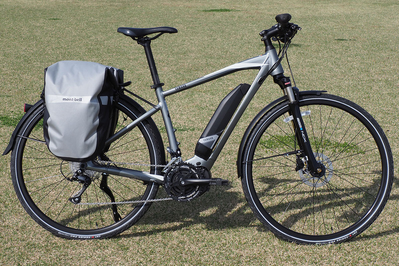 ヤマハの「YPJ-TC」（<a href="https://www.yamaha-motor.co.jp/pas/ypj/ypj-tc/index.html" class="strong bn" target="_blank">公式ページ</a>）。ランドナー的な個性が感じられるクロスバイクタイプのe-bikeです。中央はYPJ-TCに純正オプション「ドライ サイドバッグ 40」（<a href="https://www.yamaha-motor.co.jp/pas/ypj/ypj-tc/simulator.html" class="strong bn" target="_blank">ヤマハ公式ページ</a>）を装着した状態。モンベルでの製品情報はコチラ（https://webshop.montbell.jp/goods/disp.php?product_id=1130393）です。サイドバッグ付きYPJ-TCで奥多摩をツーリングしましたが、このバッグがとても使いやすかったんです。