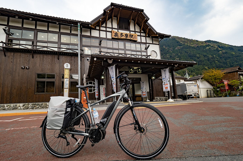 ヤマハの「YPJ-TC」（<a href="https://www.yamaha-motor.co.jp/pas/ypj/ypj-tc/index.html" class="strong bn" target="_blank">公式ページ</a>）。ランドナー的な個性が感じられるクロスバイクタイプのe-bikeです。中央はYPJ-TCに純正オプション「ドライ サイドバッグ 40」（<a href="https://www.yamaha-motor.co.jp/pas/ypj/ypj-tc/simulator.html" class="strong bn" target="_blank">ヤマハ公式ページ</a>）を装着した状態。モンベルでの製品情報はコチラ（https://webshop.montbell.jp/goods/disp.php?product_id=1130393）です。サイドバッグ付きYPJ-TCで奥多摩をツーリングしましたが、このバッグがとても使いやすかったんです。