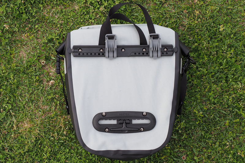 モンベル「ドライ サイドバッグ 20」。背面には自転車のキャリアに装着するためのフックなどがあります。