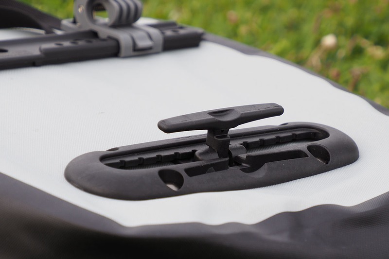 背面下部には、バッグがズレたりバタついたりしないためのフックがあります。このフックの位置も微調整可能。キャリアの斜めのフレームなどに引っ掛けるようにして使います。