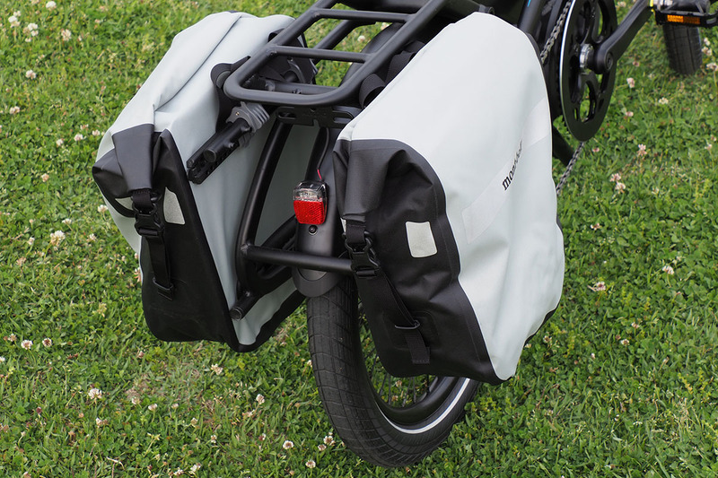 背面下部には、バッグがズレたりバタついたりしないためのフックがあります。このフックの位置も微調整可能。キャリアの斜めのフレームなどに引っ掛けるようにして使います。