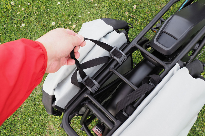 このバッグは、脱着が非常に容易です。キャリアにフックを押し当てるようにしてカチャッとロックして装着完了。外すときはフックにつながるストラップを引き上げるだけ。手っ取り早くて簡単♪