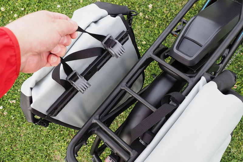 このバッグは、脱着が非常に容易です。キャリアにフックを押し当てるようにしてカチャッとロックして装着完了。外すときはフックにつながるストラップを引き上げるだけ。手っ取り早くて簡単♪