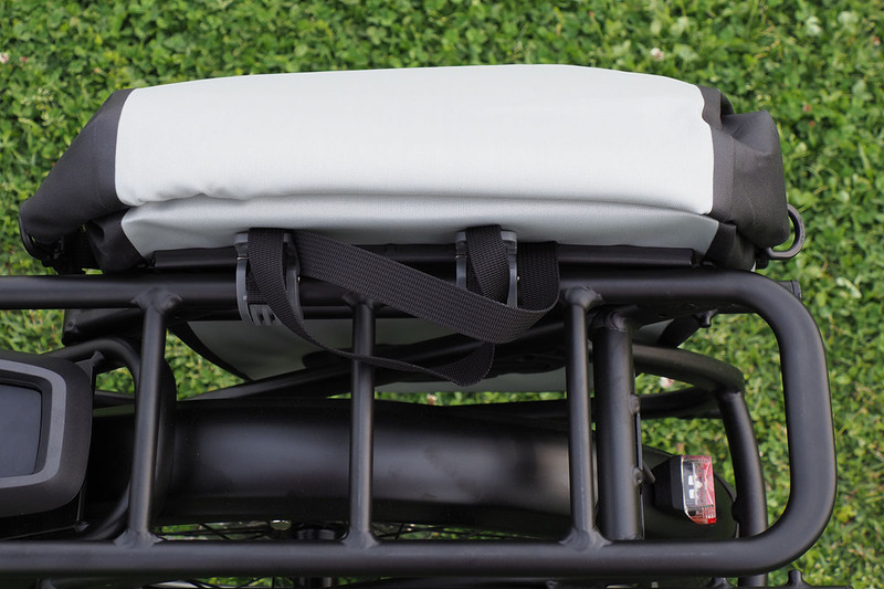 開口部をクルクルと巻いて閉じ、サイドのバックルで留めます。メーカーの製品紹介ページには「高い防水機能を持ちますが、完全防水ではありません」とあります。でも実際に使ってみると、閉じた状態では内部からなかなか空気が漏れてきませんし、「水没させなきゃほとんど完全防水に近いんじゃないかな～」と感じられます。