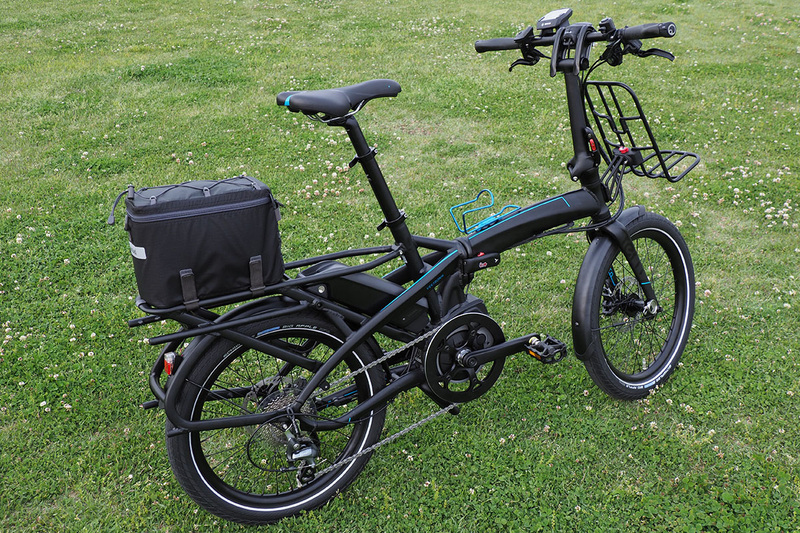 Vektronに装着した様子。バッグ底部に5本のベルクロ（面ファスナー）があり、これをキャリアに通すことで固定します。けっこう頑丈に固定され、落下の心配はまずありません。ただ、キャリアへの脱着には一手間かかります。