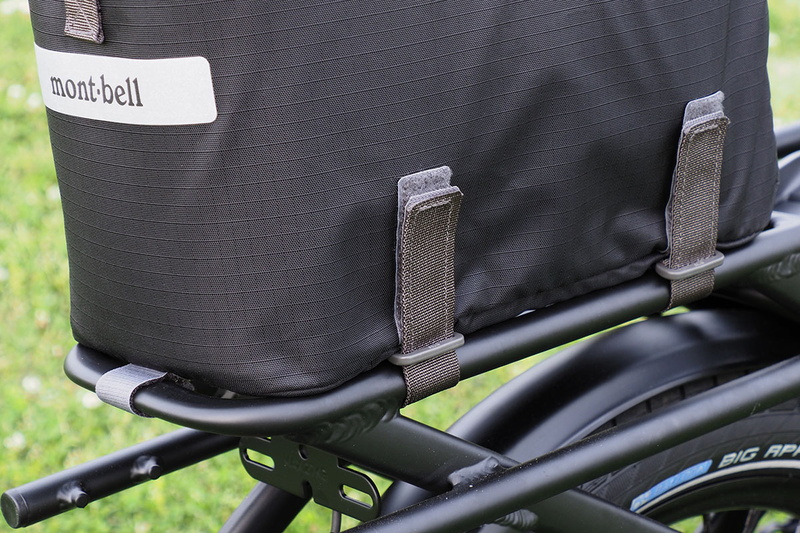 Vektronに装着した様子。バッグ底部に5本のベルクロ（面ファスナー）があり、これをキャリアに通すことで固定します。けっこう頑丈に固定され、落下の心配はまずありません。ただ、キャリアへの脱着には一手間かかります。