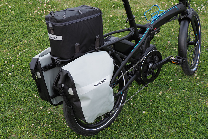 幅はVektronのキャリアにぴったり。前出の「ドライ サイドバッグ 20」と同時装着もできました。ミニベロ旅に出られそうですね～♪