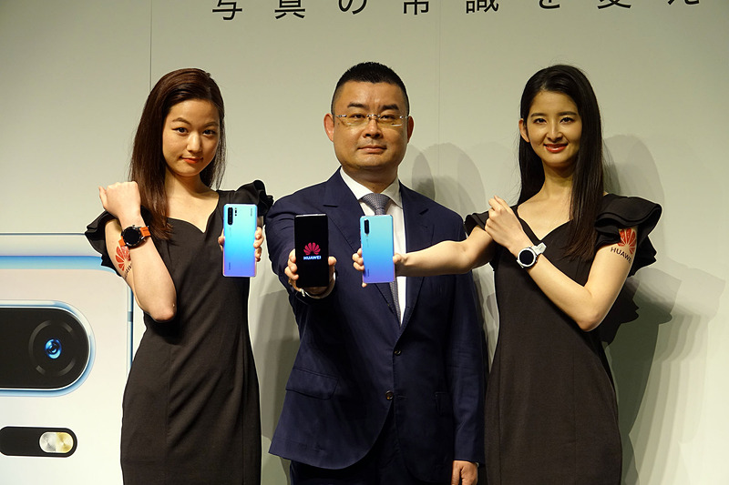 呉波氏（中央）