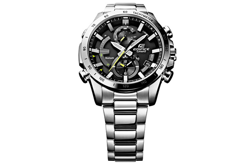 カシオのEDIFICE（エディフィス）ブランドEQB-900シリーズ。スマートフォンリンク機能に対応した腕時計で、Bluetoothによりスマートフォンと接続でき、スマートフォンから腕時計を操作することができます。EQB-900シリーズ2製品のうち「EQB-900D-1AJF」を購入しました。実勢価格は3万円前後。