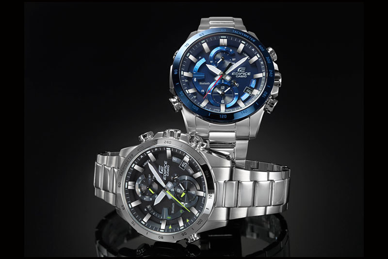 高機能クロノグラフ・ウォッチであるEQB-900シリーズのラインナップは2機種。右上のボタンを押すと左下に内蔵された白色LEDが文字盤を照らし、12時刻・時針・分針の蓄光物質がしばらく残照します。